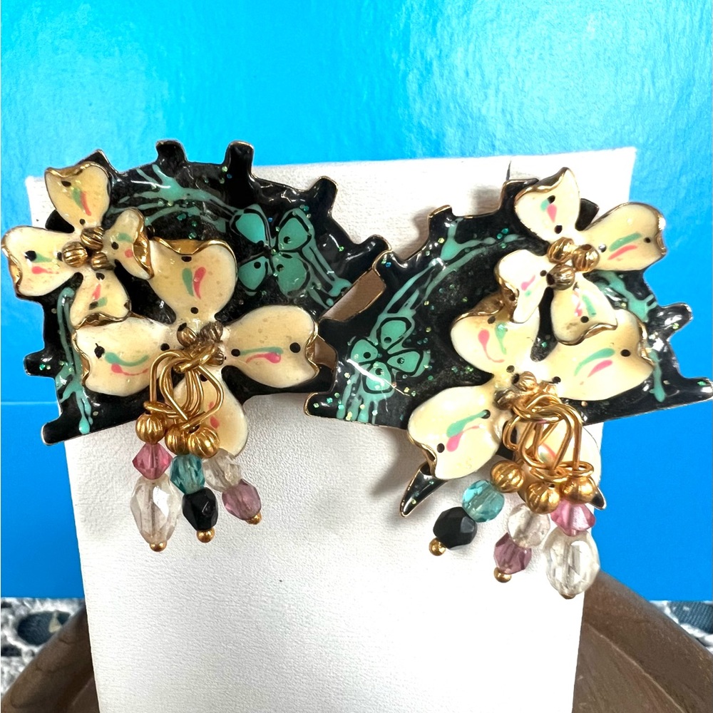 Lunch At The Ritz 1980s vintage flower pierced earrings